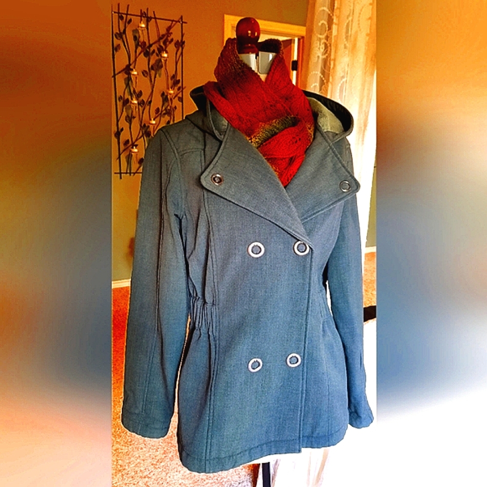 Hunter green coat, zip front and snap closure, furry lining, hood.